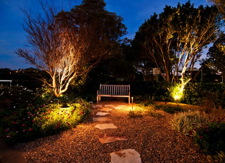 foco LED jardín